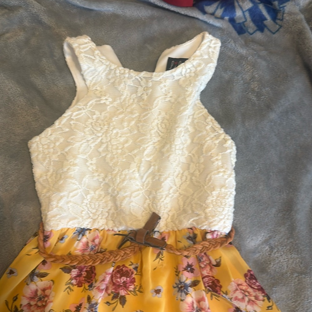 Girl’s size 7 dress with belt.